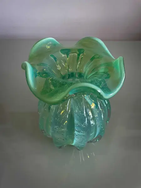 Foto de um(a) Antigo Vaso Jarro Art Deco Murano Leitoso Opalescente Verde, da categoria de Vasos. ~ Murano Opalescent Glass ~Murano opalescente é muito chique. Antigo vaso artístico feito à mão em Murano italiano... Mostrado de uma perspectiva diferente. Vendido no marketplace Trésors.