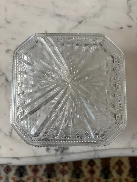 Foto de um(a) Antiga Caixa Decorativa Porta Joias Cristal Francês Baccarat, da categoria de Porta-Jóias. Antiga e especial caixa decorativa em cristal francês Baccarat, com primorosa lapidação manual.Seja como porta joias,... Mostrado de uma perspectiva diferente. Vendido no marketplace Trésors.