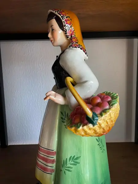Foto de um(a) Antiga Escultura Feminina Camponesa Porcelana Italiana Lenci, da categoria de Escultura. ~ Made in Italy ~Antiga e grande escultura artística em porcelana italiana. Figura de camponesa com cesta e frutas. A peça é... Mostrado de uma perspectiva diferente. Vendido no marketplace Trésors.