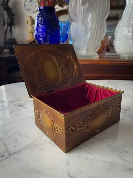Foto de um(a) Deposé Antiga Rara Caixa Porta Joias Metal Francês Boulle, da categoria de Cestos e Caixas. ~ Deposé France ~Antiga e fina caixa decorativa, porta joias em bronze francês. Linda decoração boulle com guirlandas e... Mostrado de uma perspectiva diferente. Vendido no marketplace Trésors.