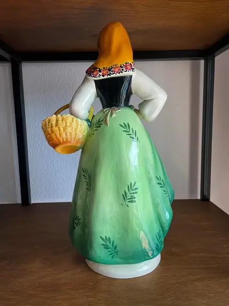 Foto de um(a) Antiga Escultura Feminina Camponesa Porcelana Italiana Lenci, da categoria de Escultura. ~ Made in Italy ~Antiga e grande escultura artística em porcelana italiana. Figura de camponesa com cesta e frutas. A peça é... Mostrado de uma perspectiva diferente. Vendido no marketplace Trésors.