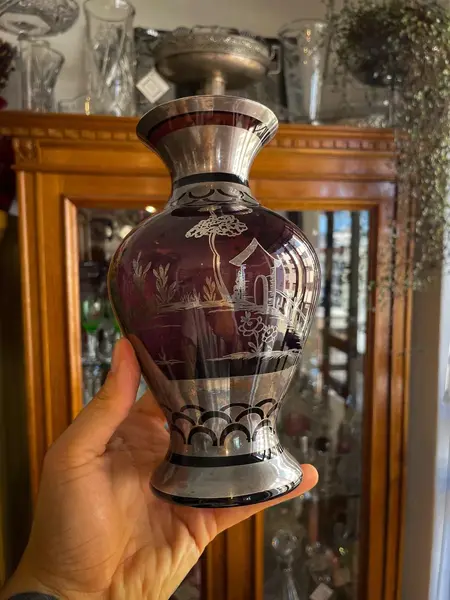 Foto de um(a) Antigo Vaso Artístico Cristal Tcheco Cenas Em Prata De Lei, da categoria de Vasos. Antiga e belíssimo vaso artístico em cristal Tcheco com prata de lei. A aplicação da prata é feita à mão de forma artística.... Mostrado de uma perspectiva diferente. Vendido no marketplace Trésors.