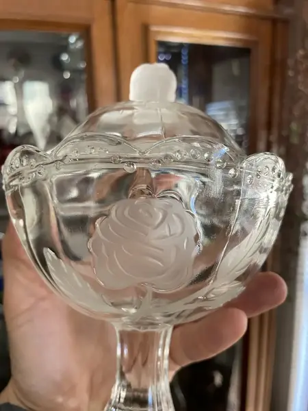 Foto de um(a) Antiga Bomboniere Compoteira Em Cristal Francês Satiné, da categoria de Garrafas, potes e jarros. Antiga bomboniere compoteira em cristal francês prensado, com detalhes em Satiné, decoração floral em relevo e acetinada.... Mostrado de uma perspectiva diferente. Vendido no marketplace Trésors.