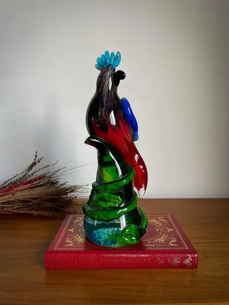 Foto de um(a) Antiga Escultura Pássaro Art Deco Original Murano Italiano, da categoria de Escultura. Antiga e exuberante escultura artística em cristal de Murano. Trabalho totalmente manual. Lindas cores em tons de verde, com... Mostrado de uma perspectiva diferente. Vendido no marketplace Trésors.