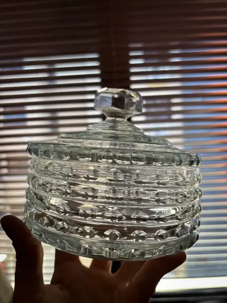 Foto de um(a) Antiga Bomboniere Caixa Decorativa Porta Joias Cristal Deco, da categoria de Cestos e Caixas. Antiga caixa decorativa, porta joias ou bomboniere em cristal alemão. Peça muito fina, toda lapidada à mão com o fundo... Mostrado de uma perspectiva diferente. Vendido no marketplace Trésors.