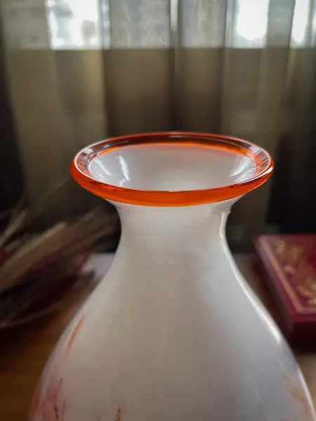 Foto de um(a) Antigo Vaso Jarro Art Deco Murano Italiano Leitoso Laranja, da categoria de Vasos. ~ Italy Glass ~Belíssimo vaso artístico em Murano branco leitoso com rajados em tons de laranja e vermelho. O bocal tem uma... Mostrado de uma perspectiva diferente. Vendido no marketplace Trésors.
