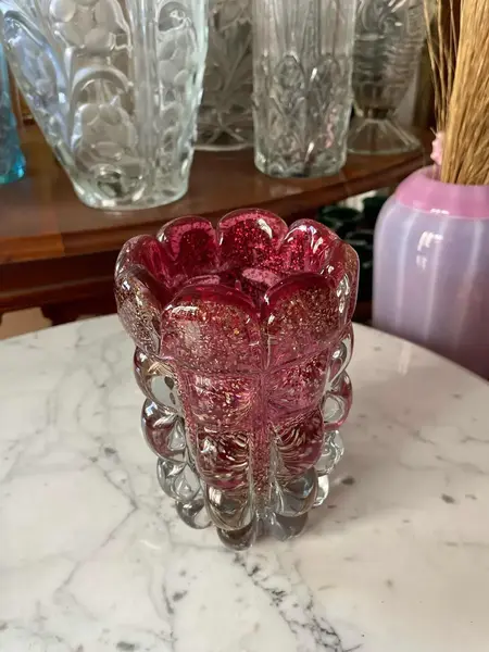 Foto de um(a) Antigo Vaso Em Murano Italy Glass Vermelho Com Ouro Art Deco, da categoria de Vasos. Mix and Match! Murano com ouro é a melhor combinação que temos. Antigo vaso artístico feito à mão em Murano Italy Glass com... Mostrado de uma perspectiva diferente. Vendido no marketplace Trésors.