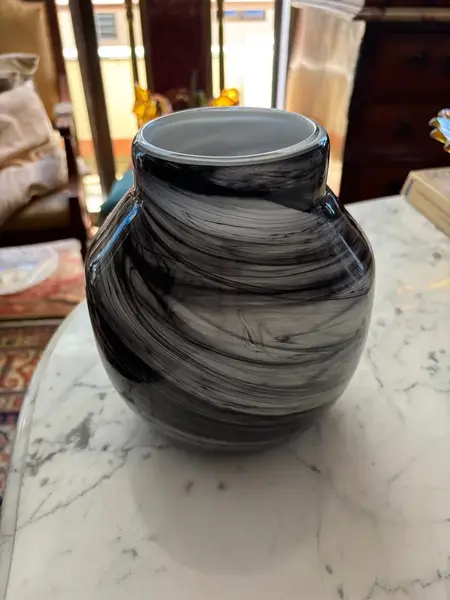 Foto de um(a) Antigo Vaso Jarro Art Deco Murano Leitoso George Davidson, da categoria de Vasos. ~ George Davidson Glass ~ Sofisticado vaso de Murano artístico nas cores preta e branca. Técnica de trabalho “Sandwich... Mostrado de uma perspectiva diferente. Vendido no marketplace Trésors.