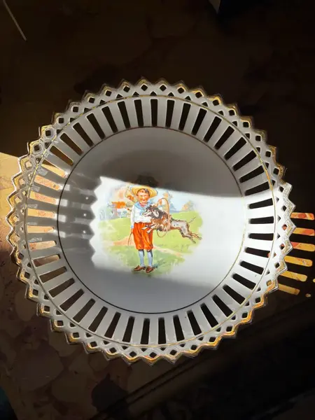 Foto de um(a) Antigo Prato Decorativo Borda Fenestrada Porcelana Schumann, da categoria de Pratos Decorativos. ~ Schumann Bavaria ~Antigo e decorarivo prato fruteira em porcelana alemã com a borda fenestrada e filete em ouro. Belíssima... Mostrado de uma perspectiva diferente. Vendido no marketplace Trésors.