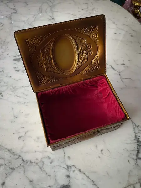 Foto de um(a) Deposé Antiga Rara Caixa Porta Joias Metal Francês Boulle, da categoria de Cestos e Caixas. ~ Deposé France ~Antiga e fina caixa decorativa, porta joias em bronze francês. Linda decoração boulle com guirlandas e... Mostrado de uma perspectiva diferente. Vendido no marketplace Trésors.