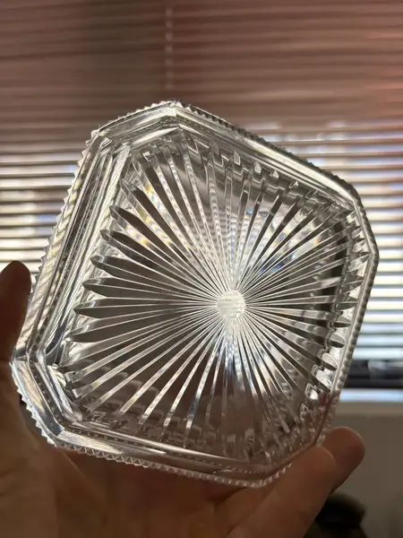 Foto de um(a) Antiga Caixa Decorativa Porta Joias Cristal Francês Baccarat, da categoria de Porta-Jóias. Antiga e especial caixa decorativa em cristal francês Baccarat, com primorosa lapidação manual.Seja como porta joias,... Mostrado de uma perspectiva diferente. Vendido no marketplace Trésors.