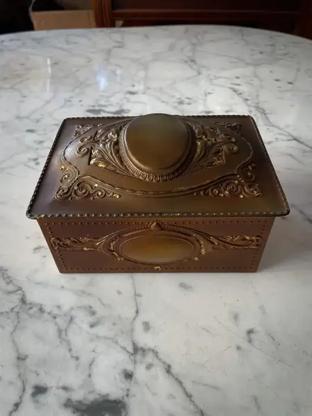 Foto de um(a) Deposé Antiga Rara Caixa Porta Joias Metal Francês Boulle, da categoria de Cestos e Caixas. ~ Deposé France ~Antiga e fina caixa decorativa, porta joias em bronze francês. Linda decoração boulle com guirlandas e... Mostrado de uma perspectiva diferente. Vendido no marketplace Trésors.