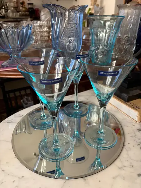 Foto de um(a) Antigo Conjunto Quatro Taças Martini Cristal Villeroy Boch, da categoria de Taças. Belíssimo conjunto com quatro grandes taças para Martini em cristal alemão, da Cristallerie Villeroy & Boch. Modelo Acqua... Mostrado de uma perspectiva diferente. Vendido no marketplace Trésors.