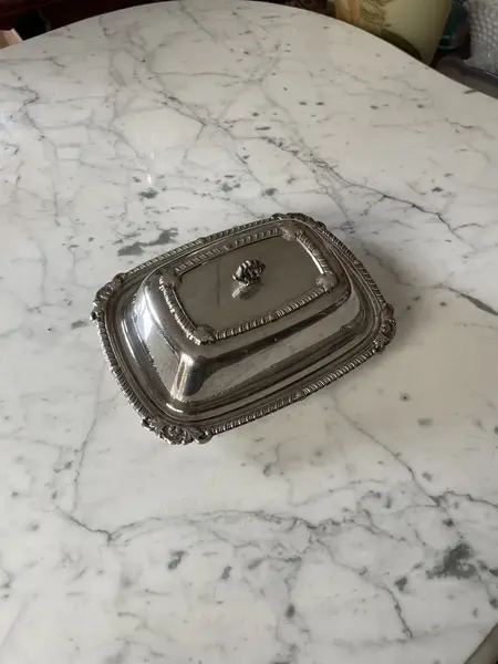 Foto de um(a) Antiga Manteigueira Inglesa Em Prata E Cristal Old English, da categoria de Garrafas, potes e jarros. Antiga e original manteigueira em metal inglês espessurado a prata, com recipiente interno em cristal. A peça encontra-se em... Mostrado de uma perspectiva diferente. Vendido no marketplace Trésors.