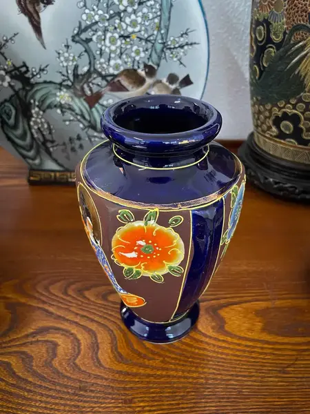 Foto de um(a) Antigo Vaso Jarro Oriental Porcelana Japonesa Satsuma Azul, da categoria de Vasos. Antigo vaso oriental em porcelana artística japonesa Satsuma, rara cor azul cobalto. Decoração toda diferente ao redor da... Mostrado de uma perspectiva diferente. Vendido no marketplace Trésors.