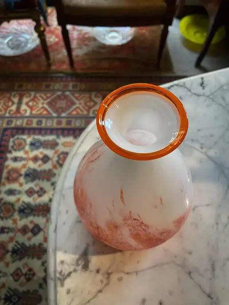 Foto de um(a) Antigo Vaso Jarro Art Deco Murano Italiano Leitoso Laranja, da categoria de Vasos. ~ Italy Glass ~Belíssimo vaso artístico em Murano branco leitoso com rajados em tons de laranja e vermelho. O bocal tem uma... Mostrado de uma perspectiva diferente. Vendido no marketplace Trésors.