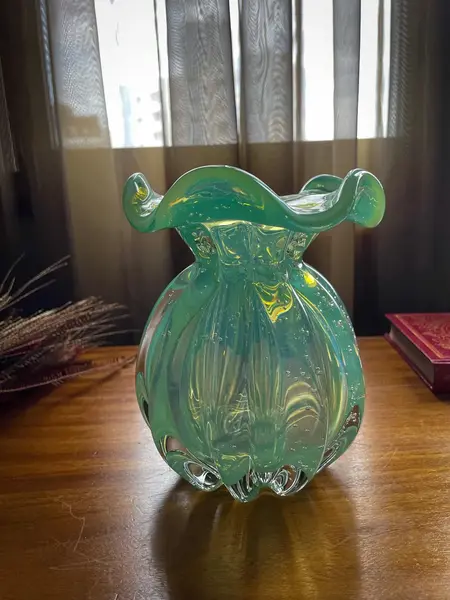 Foto de um(a) Antigo Vaso Jarro Art Deco Murano Leitoso Opalescente Verde, da categoria de Vasos. ~ Murano Opalescent Glass ~Murano opalescente é muito chique. Antigo vaso artístico feito à mão em Murano italiano... Mostrado de uma perspectiva diferente. Vendido no marketplace Trésors.