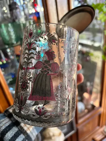 Foto de um(a) Antigo Tankard Ou Caneca De Chopp Em Murano Veneziano, da categoria de Canecas. Antigo tankard de coleção, caneco de chopp em vidro/murano artístico veneziano ricamente pintado à mão. Peça original do... Mostrado de uma perspectiva diferente. Vendido no marketplace Trésors.