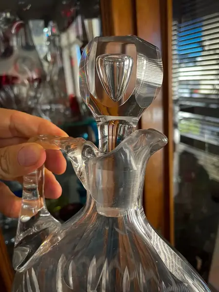 Foto de um(a) Antiga Garrafa Licoreira Jarra Em Cristal Francês Baccarat, da categoria de Garrafas. ~ Baccarat ~Antiga e majestosa garrafa licoreira em cristal francês ricamente lapidada à mão. A lapidação manual é um... Mostrado de uma perspectiva diferente. Vendido no marketplace Trésors.