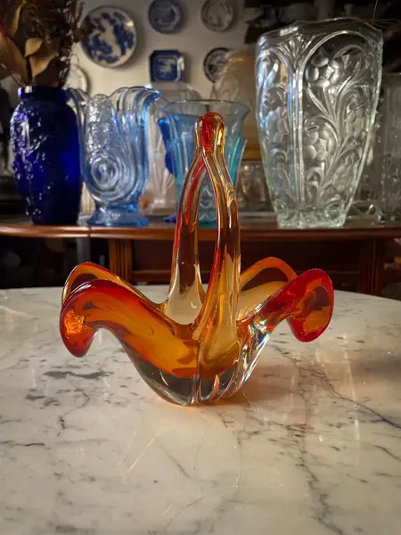Foto de um(a) Antiga Cesta Decorativa Vaso Em Murano Italiano Art Deco, da categoria de Cestos e Caixas. ~ Italy Glass ~Antiga cesta decorativa em Murano artístico. Peça feita à mão. Lindíssimas cores. Combina com tudo. Medidas... Mostrado de uma perspectiva diferente. Vendido no marketplace Trésors.