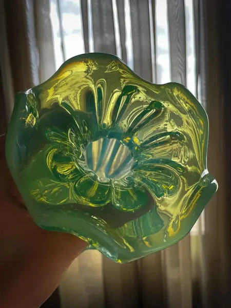 Foto de um(a) Antigo Vaso Jarro Art Deco Murano Leitoso Opalescente Verde, da categoria de Vasos. ~ Murano Opalescent Glass ~Murano opalescente é muito chique. Antigo vaso artístico feito à mão em Murano italiano... Mostrado de uma perspectiva diferente. Vendido no marketplace Trésors.