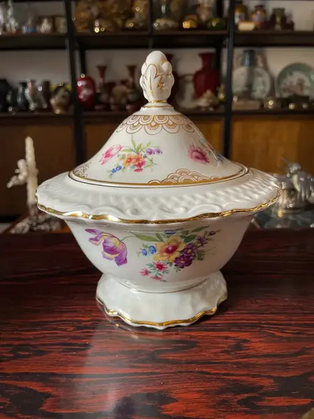 Foto de um(a) Antigo Potiche Caixa Decorativa Bomboniere Porcelana Bavaria, da categoria de Garrafas, potes e jarros. ~ Bavaria Germany ~Antiga e finíssima caixa decorativa ou potiche, bomboniere em porcelana artística alemã. Linda decoração... Mostrado de uma perspectiva diferente. Vendido no marketplace Trésors.