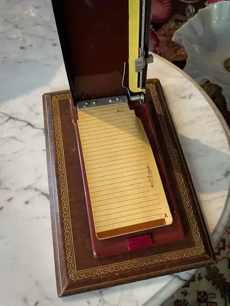 Foto de um(a) Antigo Raro Porta Blocos Art Deco Baquelite E Couro Italiano, da categoria de Itens de Escritório. Antigo e raro bloco para escritório em baquelite e couro italiano e com fios de ouro. A peça está toda original do século... Mostrado de uma perspectiva diferente. Vendido no marketplace Trésors.