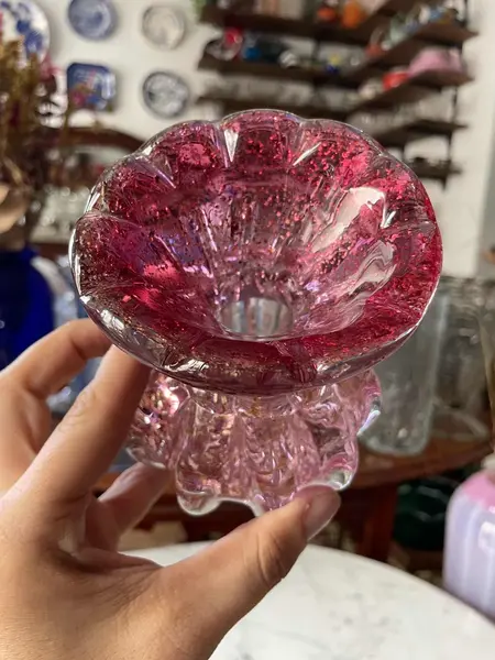 Foto de um(a) Antigo Pequeno Vaso Art Deco Murano Vermelho Com Ouro Italy Glass, da categoria de Vasos. Mix and Match!Murano com ouro é a melhor combinação que temos. Antigo vaso artístico feito à mão em Murano Italy Glass com... Mostrado de uma perspectiva diferente. Vendido no marketplace Trésors.