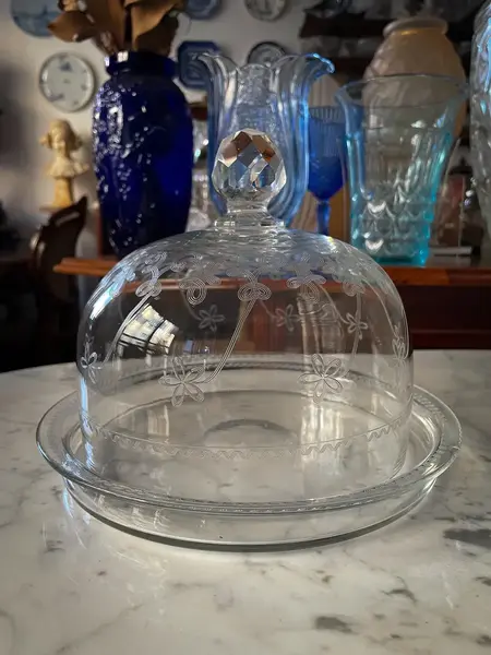 Foto de um(a) Antiga Rara Boleira Queijeira Cristal Francês Saint Louis, da categoria de Garrafas, potes e jarros. Boleira ou queijeira? Tanto faz! Para servir ou decorar, são peças úteis, versáteis e muito elegantes. Cristal francês da... Mostrado de uma perspectiva diferente. Vendido no marketplace Trésors.