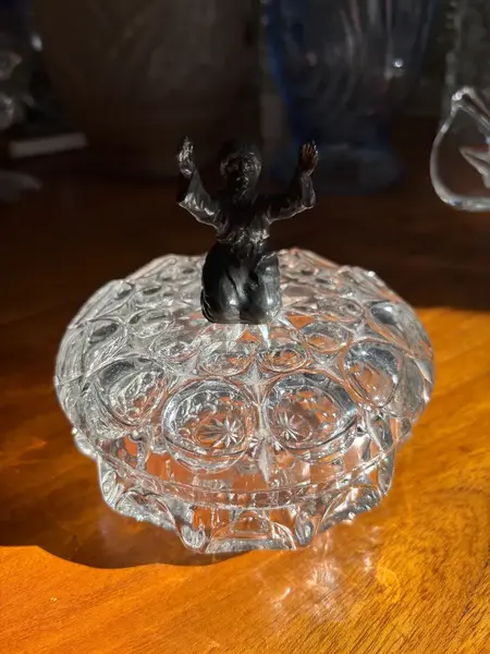 Foto de um(a) Antiga Caixa Decorativa Porta Joias Cristal E Pétit Bronze, da categoria de Porta-Jóias. Antiga caixa decorativa ou porta joias em cristal francês, pegador com figura em pétit bronze francês. Peça super diferente... Mostrado de uma perspectiva diferente. Vendido no marketplace Trésors.