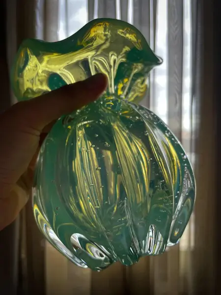 Foto de um(a) Antigo Vaso Jarro Art Deco Murano Leitoso Opalescente Verde, da categoria de Vasos. ~ Murano Opalescent Glass ~Murano opalescente é muito chique. Antigo vaso artístico feito à mão em Murano italiano... Mostrado de uma perspectiva diferente. Vendido no marketplace Trésors.