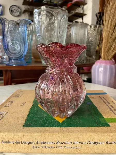 Foto de um(a) Antigo Pequeno Vaso Art Deco Murano Vermelho Com Ouro Italy Glass, da categoria de Vasos. Mix and Match!Murano com ouro é a melhor combinação que temos. Antigo vaso artístico feito à mão em Murano Italy Glass com... Mostrado de uma perspectiva diferente. Vendido no marketplace Trésors.