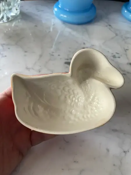 Foto de um(a) Antiga E Rara Forma De Pato Art Deco Em Porcelana Alemã, da categoria de Travessas e tigelas. Antiga e rara forminha no formato de pato, peça em porcelana alemã. Período Art Deco. Medidas 5 x 12 x 9cm. Mostrado de uma perspectiva diferente. Vendido no marketplace Trésors.