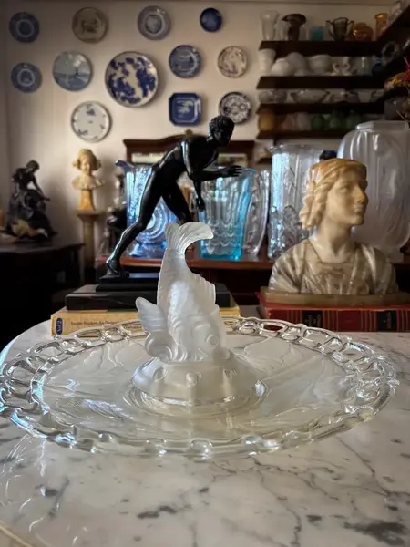 Foto de um(a) Antigo Centro De Mesa Escultura Peixe Art Deco Walther Sohne, da categoria de Centro de mesa. ~ August Walther & Sohne ~Antigo e diferente centro de mesa em vidro artístico alemão com detalhes em satiné. Grande prato... Mostrado de uma perspectiva diferente. Vendido no marketplace Trésors.