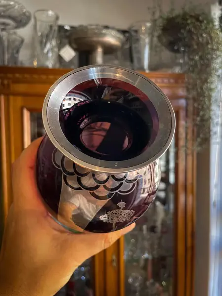 Foto de um(a) Antigo Vaso Artístico Cristal Tcheco Cenas Em Prata De Lei, da categoria de Vasos. Antiga e belíssimo vaso artístico em cristal Tcheco com prata de lei. A aplicação da prata é feita à mão de forma artística.... Mostrado de uma perspectiva diferente. Vendido no marketplace Trésors.