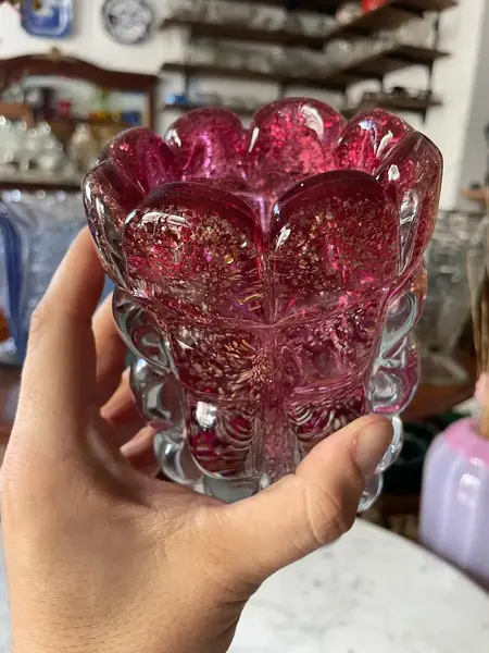 Foto de um(a) Antigo Vaso Em Murano Italy Glass Vermelho Com Ouro Art Deco, da categoria de Vasos. Mix and Match! Murano com ouro é a melhor combinação que temos. Antigo vaso artístico feito à mão em Murano Italy Glass com... Mostrado de uma perspectiva diferente. Vendido no marketplace Trésors.