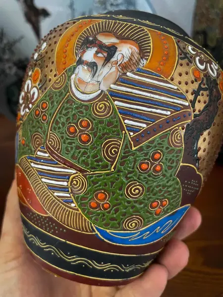 Foto de um(a) Antigo Raro Vaso Oriental Japonesa Porcelana Satsuma Pintado, da categoria de Vasos. Antigo vaso oriental em porcelana artística japonesa Satsuma, diferente formato bojudo e decoração toda diferente ao redor... Mostrado de uma perspectiva diferente. Vendido no marketplace Trésors.