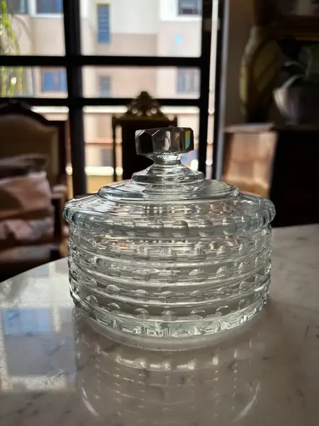 Foto de um(a) Antiga Bomboniere Caixa Decorativa Porta Joias Cristal Deco, da categoria de Cestos e Caixas. Antiga caixa decorativa, porta joias ou bomboniere em cristal alemão. Peça muito fina, toda lapidada à mão com o fundo... Mostrado de uma perspectiva diferente. Vendido no marketplace Trésors.