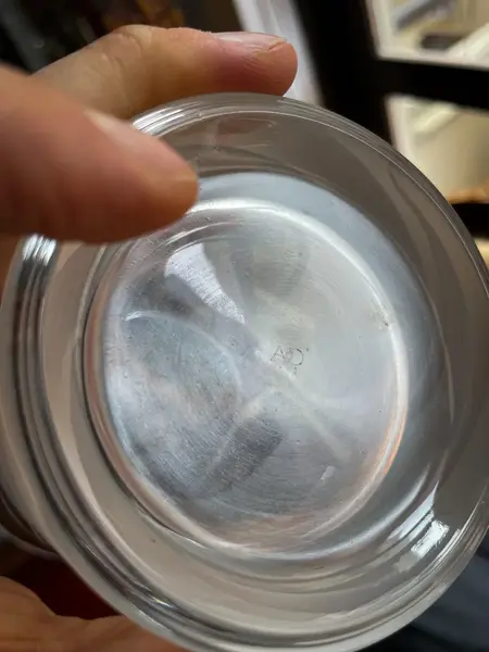 Foto de um(a) Antigo Vaso Art Deco Em Cristal Francês Darques Satiné, da categoria de Vasos. ~ Crystal D’arques ~Antigo e sofisticado vaso artístico em cristal francês lapidado à mão com decoração satiné em relevo,... Mostrado de uma perspectiva diferente. Vendido no marketplace Trésors.