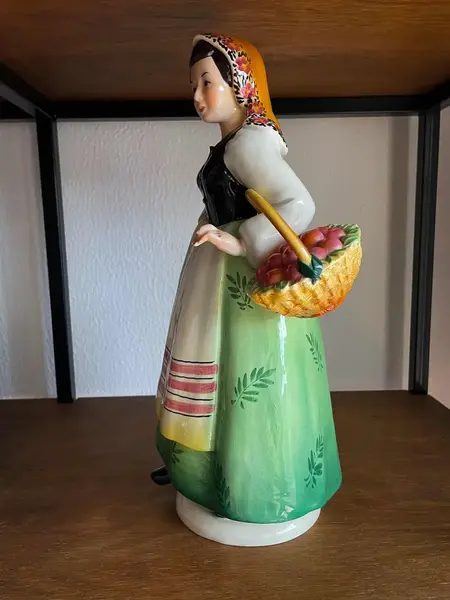 Foto de um(a) Antiga Escultura Feminina Camponesa Porcelana Italiana Lenci, da categoria de Escultura. ~ Made in Italy ~Antiga e grande escultura artística em porcelana italiana. Figura de camponesa com cesta e frutas. A peça é... Mostrado de uma perspectiva diferente. Vendido no marketplace Trésors.