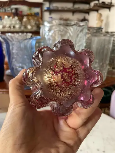 Foto de um(a) Antigo Vaso Em Murano Italy Glass Vermelho Com Ouro Art Deco, da categoria de Vasos. Mix and Match! Murano com ouro é a melhor combinação que temos. Antigo vaso artístico feito à mão em Murano Italy Glass com... Mostrado de uma perspectiva diferente. Vendido no marketplace Trésors.