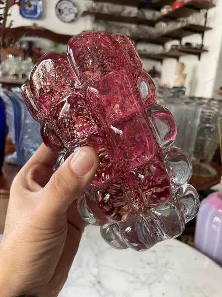 Foto de um(a) Antigo Vaso Em Murano Italy Glass Vermelho Com Ouro Art Deco, da categoria de Vasos. Mix and Match! Murano com ouro é a melhor combinação que temos. Antigo vaso artístico feito à mão em Murano Italy Glass com... Mostrado de uma perspectiva diferente. Vendido no marketplace Trésors.