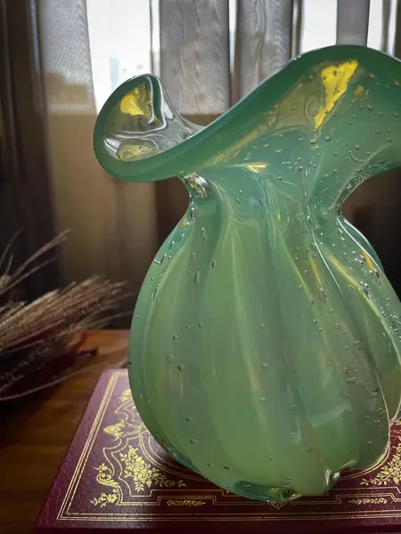 Foto de um(a) Antigo Vaso Art Deco Em Murano Verde Leitoso Opalescente, da categoria de Vasos. ~ Murano Opalescent Glass ~Murano opalescente é muito chique. Antigo vaso artístico feito à mão em Murano italiano... Mostrado de uma perspectiva diferente. Vendido no marketplace Trésors.