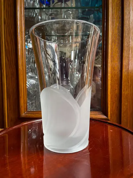 Foto de um(a) Antigo Vaso Art Deco Em Cristal Francês Darques Satiné, da categoria de Vasos. ~ Crystal D’arques ~Antigo e sofisticado vaso artístico em cristal francês lapidado à mão com decoração satiné em relevo,... Mostrado de uma perspectiva diferente. Vendido no marketplace Trésors.