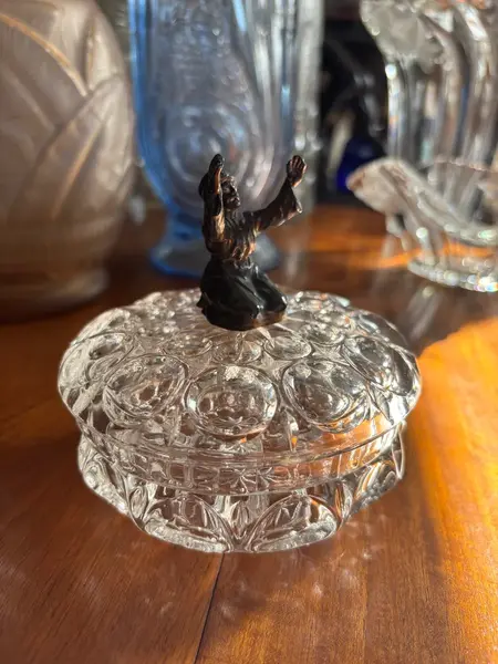 Foto de um(a) Antiga Caixa Decorativa Porta Joias Cristal E Pétit Bronze, da categoria de Porta-Jóias. Antiga caixa decorativa ou porta joias em cristal francês, pegador com figura em pétit bronze francês. Peça super diferente... Mostrado de uma perspectiva diferente. Vendido no marketplace Trésors.