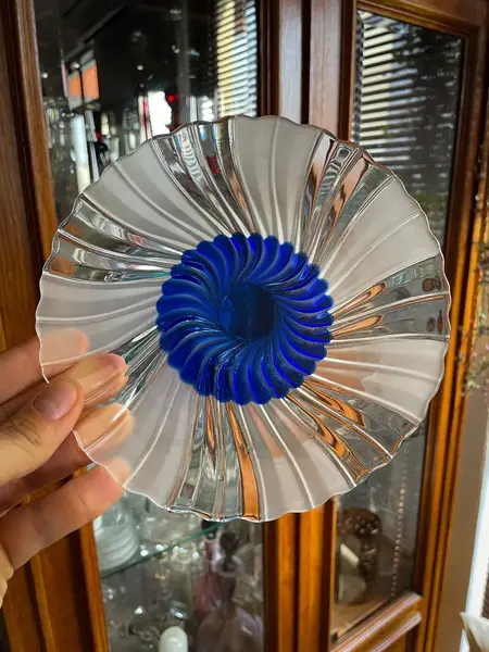 Foto de um(a) Antigos Pratos De Sobremesa Art Deco Cristal D Arques Paris, da categoria de Jogos de pratos. ~ Cristal d’Arques Paris ~Antigo e finíssimo conjunto para servir tortas e sobremesas em cristal francês doublé na cor azul,... Mostrado de uma perspectiva diferente. Vendido no marketplace Trésors.