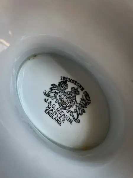 Foto de um(a) Antiga Grande Sopeira Em Porcelana Inglesa Ramo De Trigo, da categoria de Terrinas de sopa. ~ J&G Meakin Hanley ~ Clássica e atemporal, esta antiga e grande sopeira em porcelana inglesa na cor branca, decoração com... Mostrado de uma perspectiva diferente. Vendido no marketplace Trésors.