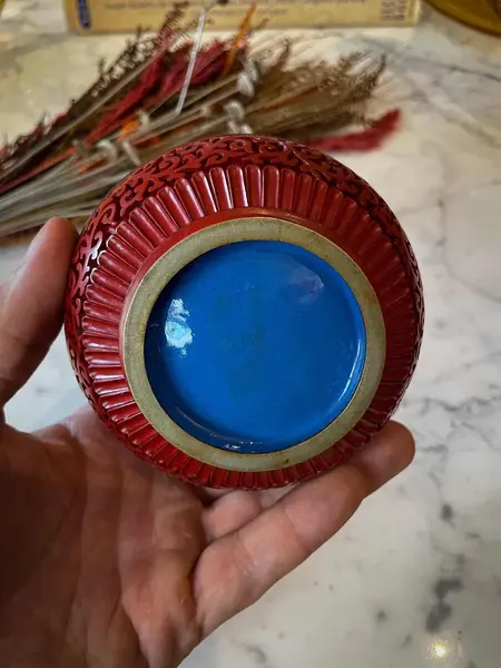 Foto de um(a) Antiga Caixa Decorativa Potiche Porta Joias Japonês Cinnabar, da categoria de Cestos e Caixas. Antiga e linda caixa decorativa porta joias oriental em bronze, técnica Cloisonné com laca vermelha dita Cinnabar, a parte... Mostrado de uma perspectiva diferente. Vendido no marketplace Trésors.
