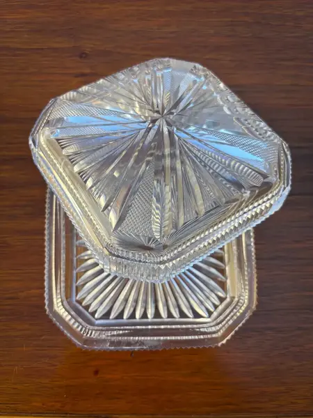 Foto de um(a) Antiga Caixa Decorativa Porta Joias Cristal Francês Baccarat, da categoria de Porta-Jóias. Antiga e especial caixa decorativa em cristal francês Baccarat, com primorosa lapidação manual.Seja como porta joias,... Mostrado de uma perspectiva diferente. Vendido no marketplace Trésors.