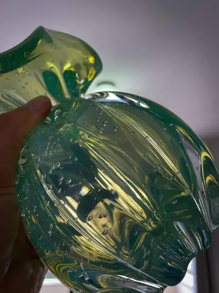 Foto de um(a) Antigo Vaso Jarro Art Deco Murano Leitoso Opalescente Verde, da categoria de Vasos. ~ Murano Opalescent Glass ~Murano opalescente é muito chique. Antigo vaso artístico feito à mão em Murano italiano... Mostrado de uma perspectiva diferente. Vendido no marketplace Trésors.